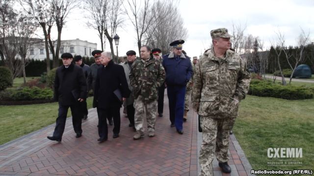 Делегація від Міністерства оборони та Адміністрації президента, що приїхала на оглядини «Межигір’я» dqxikeidqxiqqeant
