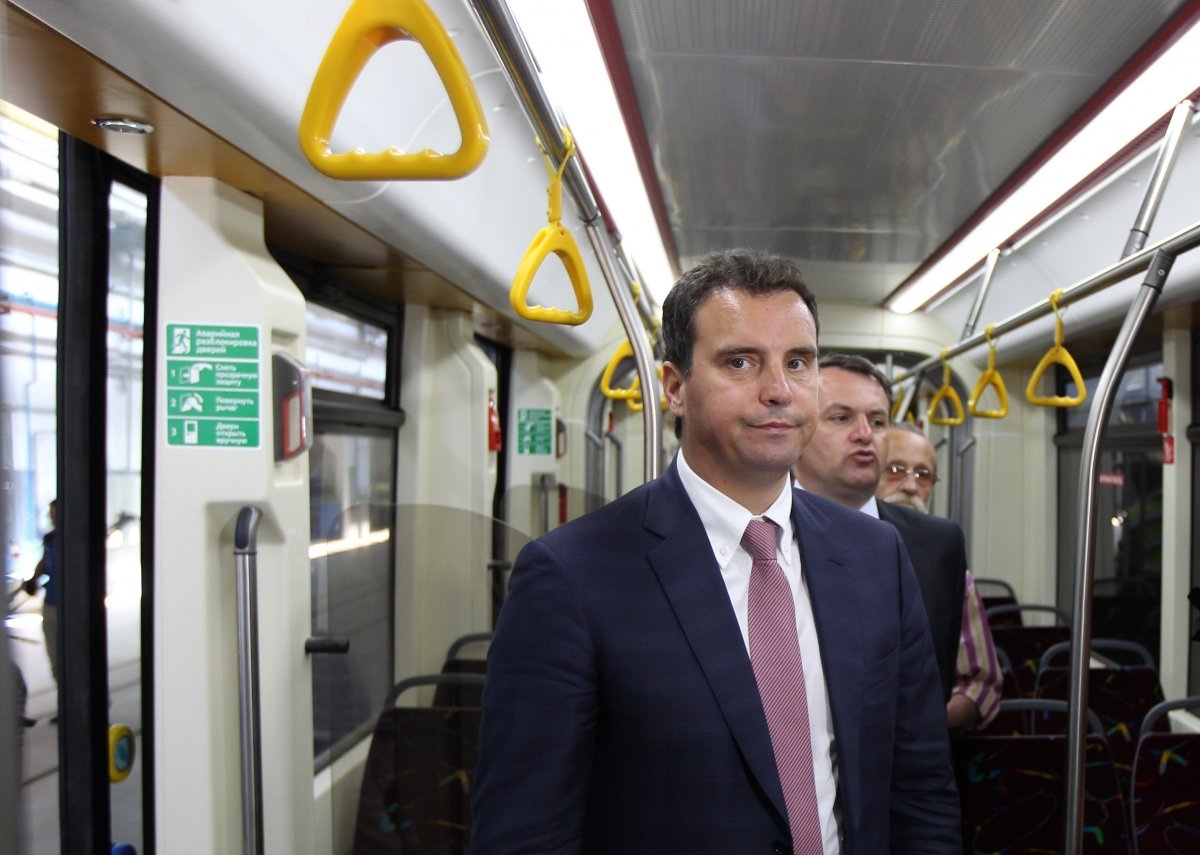 РЕДКИЙ КАДР: Министр экономики Айварас Абромавичус побывал на львовском заводе Электрон и прокатился на сделанном здесь трамвае dqxikeidqxiqqeant