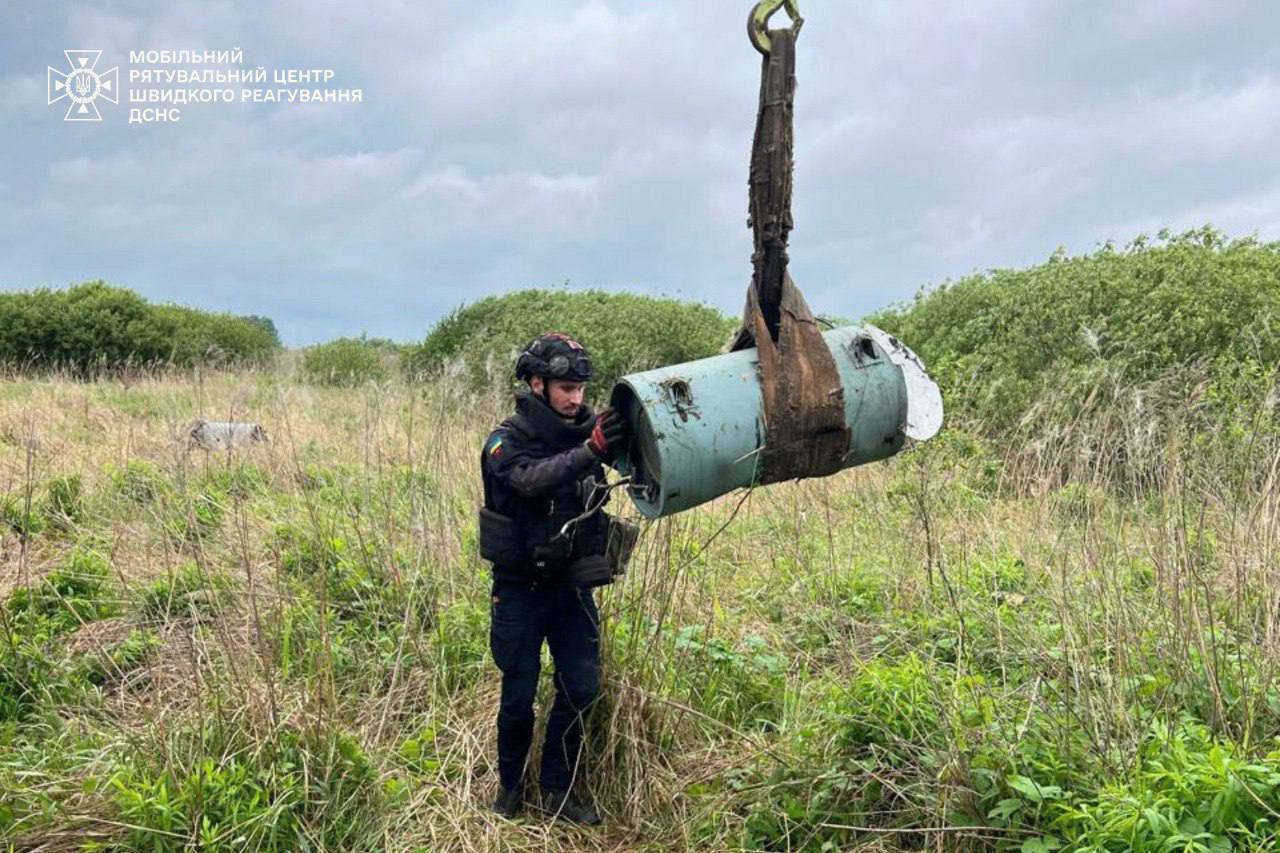 На Киевщине в поле найдена боевая часть крылатой российской ракеты Х-101. Фото