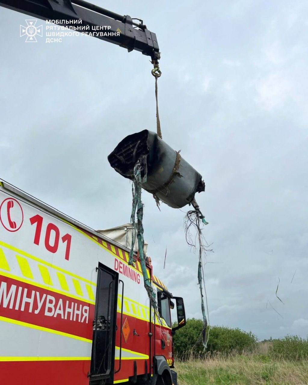 На Київщині у полі знайдено бойову частину крилатої російської ракети Х-101. Фото