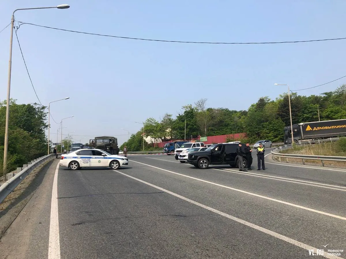 Під Владивостоком пролунали вибухи в районі бухти Десантна: силовики оточили район. Відео dqxikeidqxitkant