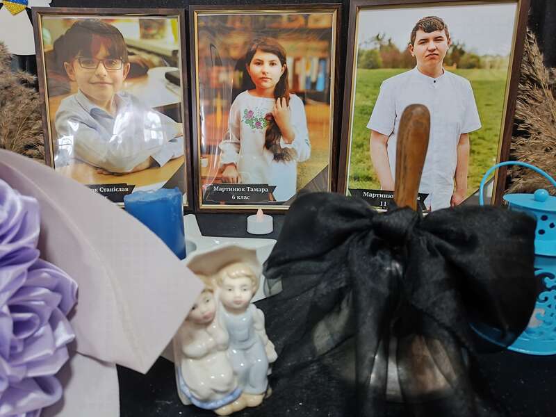 Випускники з Коростишева прийшли на могилу до однокласника, якого вбила ракета (фото, відео) фото 2 dqxikeidqxitkant