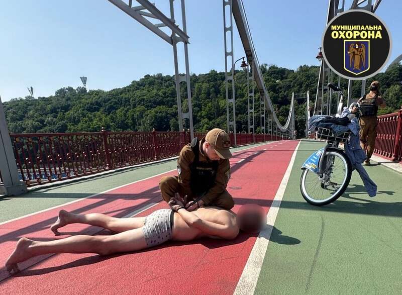 В Киеве мужчина пытался совершить самоубийство, прыгнув с пешеходного моста. Подробности, фото и видео