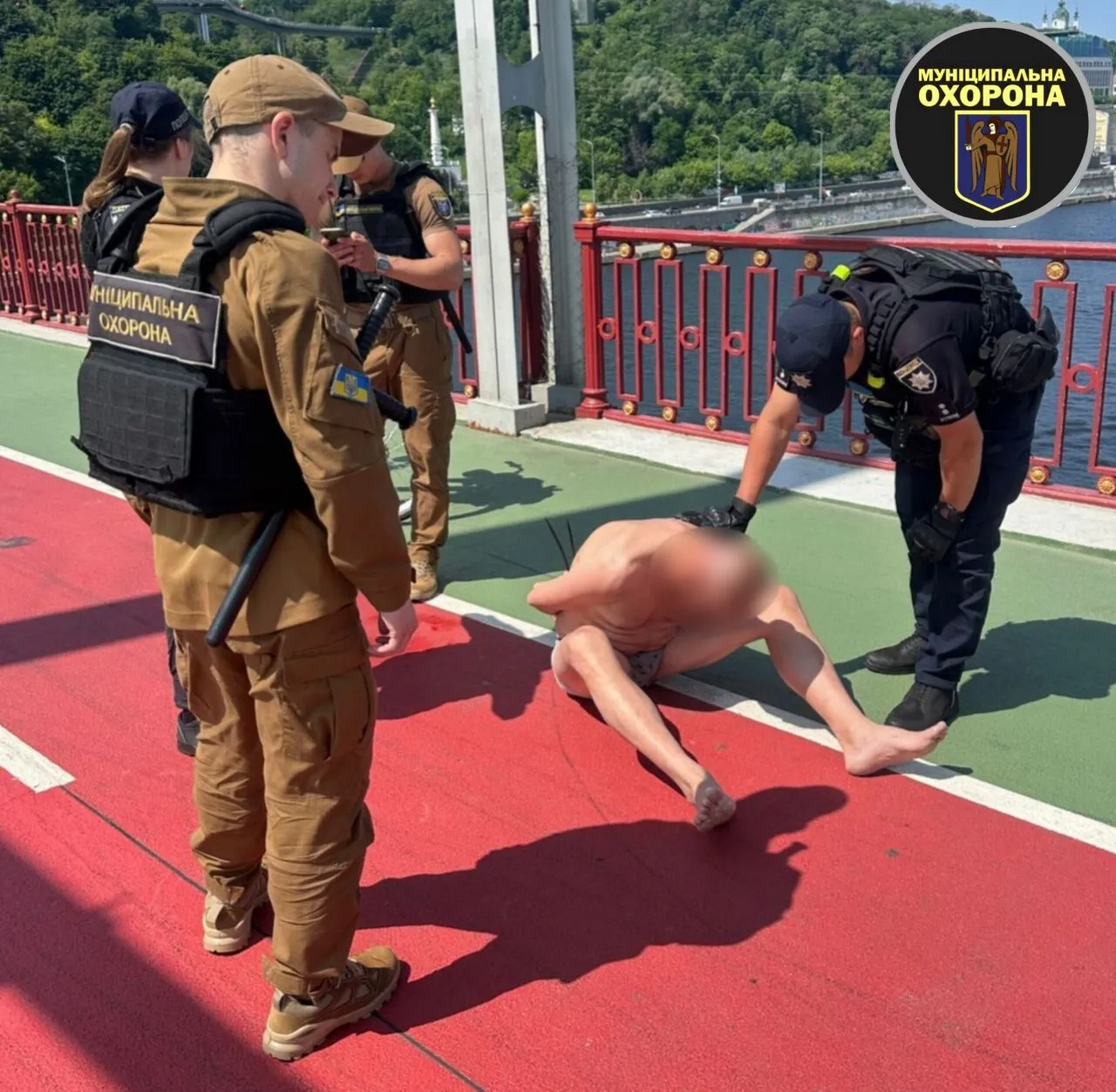 В Киеве мужчина пытался совершить самоубийство, прыгнув с пешеходного моста. Подробности, фото и видео