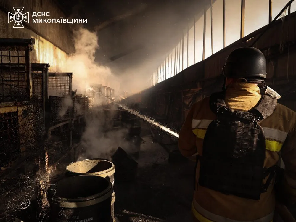 Армия России атаковала Николаевщину двумя ракетами: возник масштабный пожар. Фото dqxikeidqxiqqeant