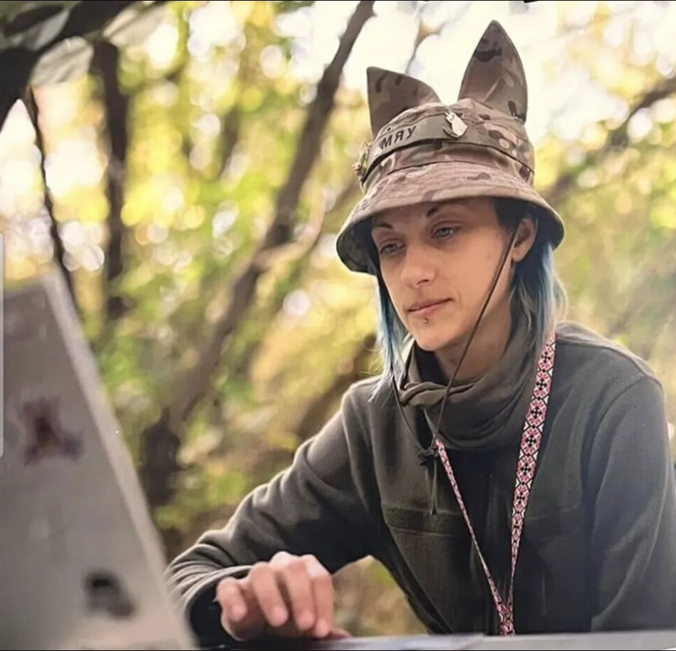 Зустрічали на колінах: у Києві прощаються з операторкою FPV-дронів Катериною