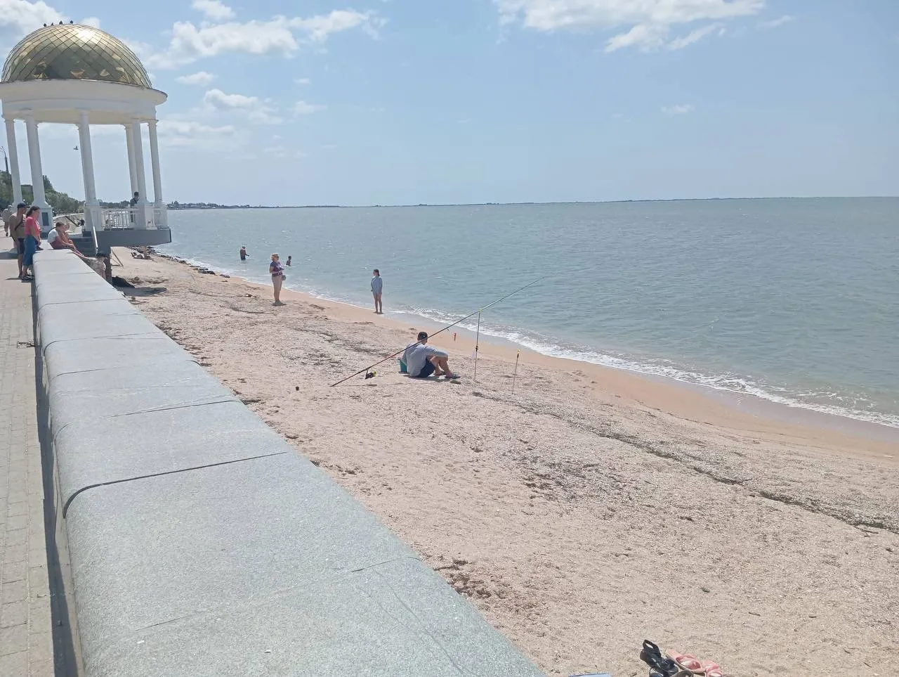 Когда-то там бурлила жизнь: в сети показали, как выглядят пляжи оккупированного Бердянска. Фото