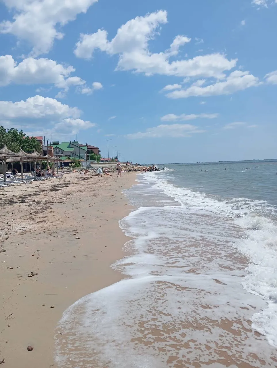 Когда-то там бурлила жизнь: в сети показали, как выглядят пляжи оккупированного Бердянска. Фото