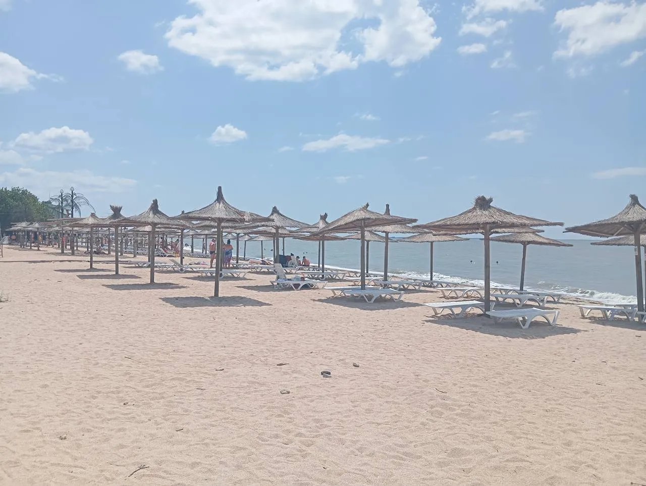 Когда-то там бурлила жизнь: в сети показали, как выглядят пляжи оккупированного Бердянска. Фото