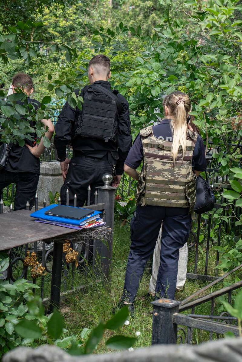 Правоохоронці зафіксували факт вандалізму на кладовищі у Бучі