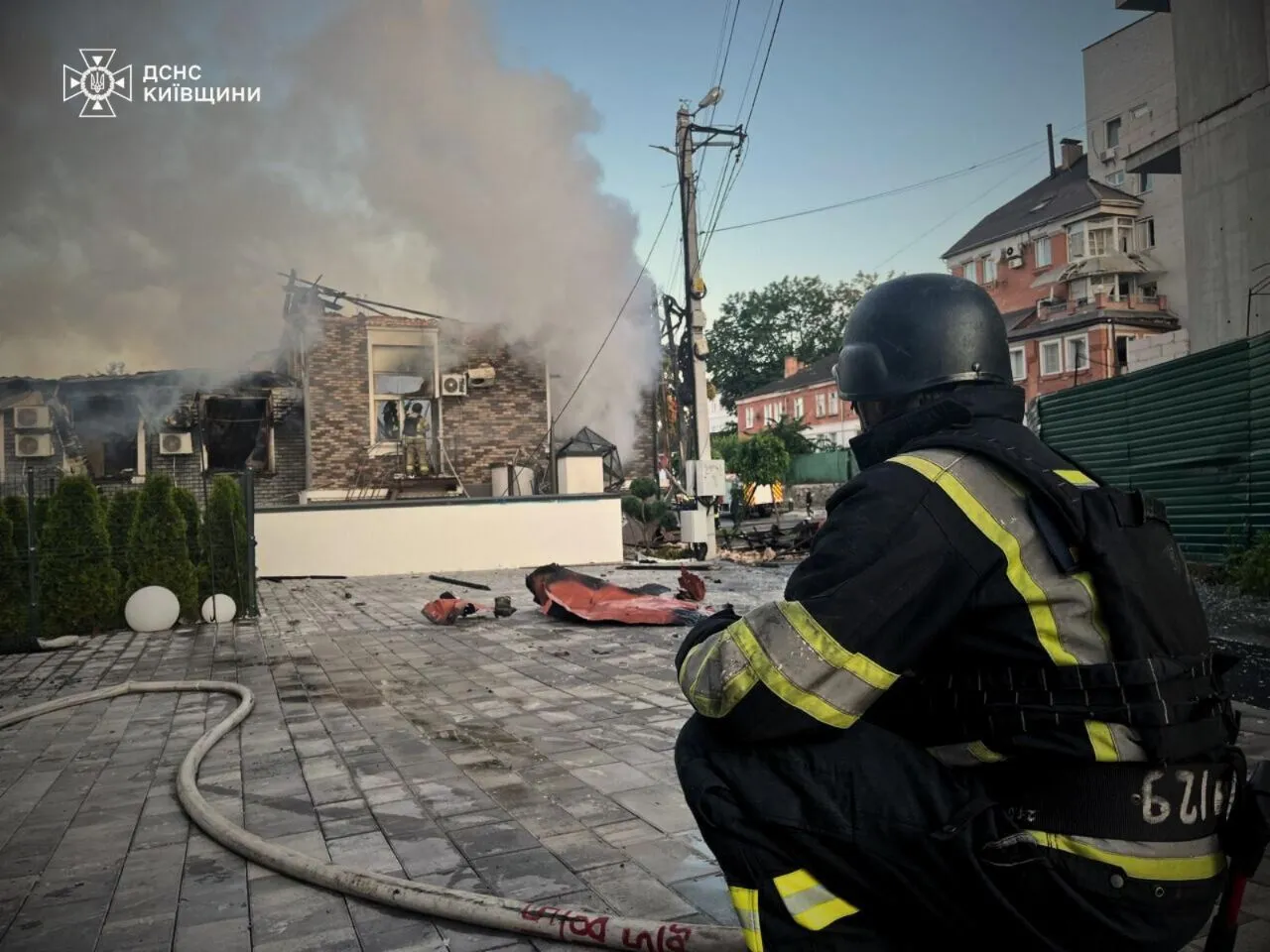 Є жертва, серед постраждалих – рятувальники: нові подробиці російської атаки на Київщину. Фото