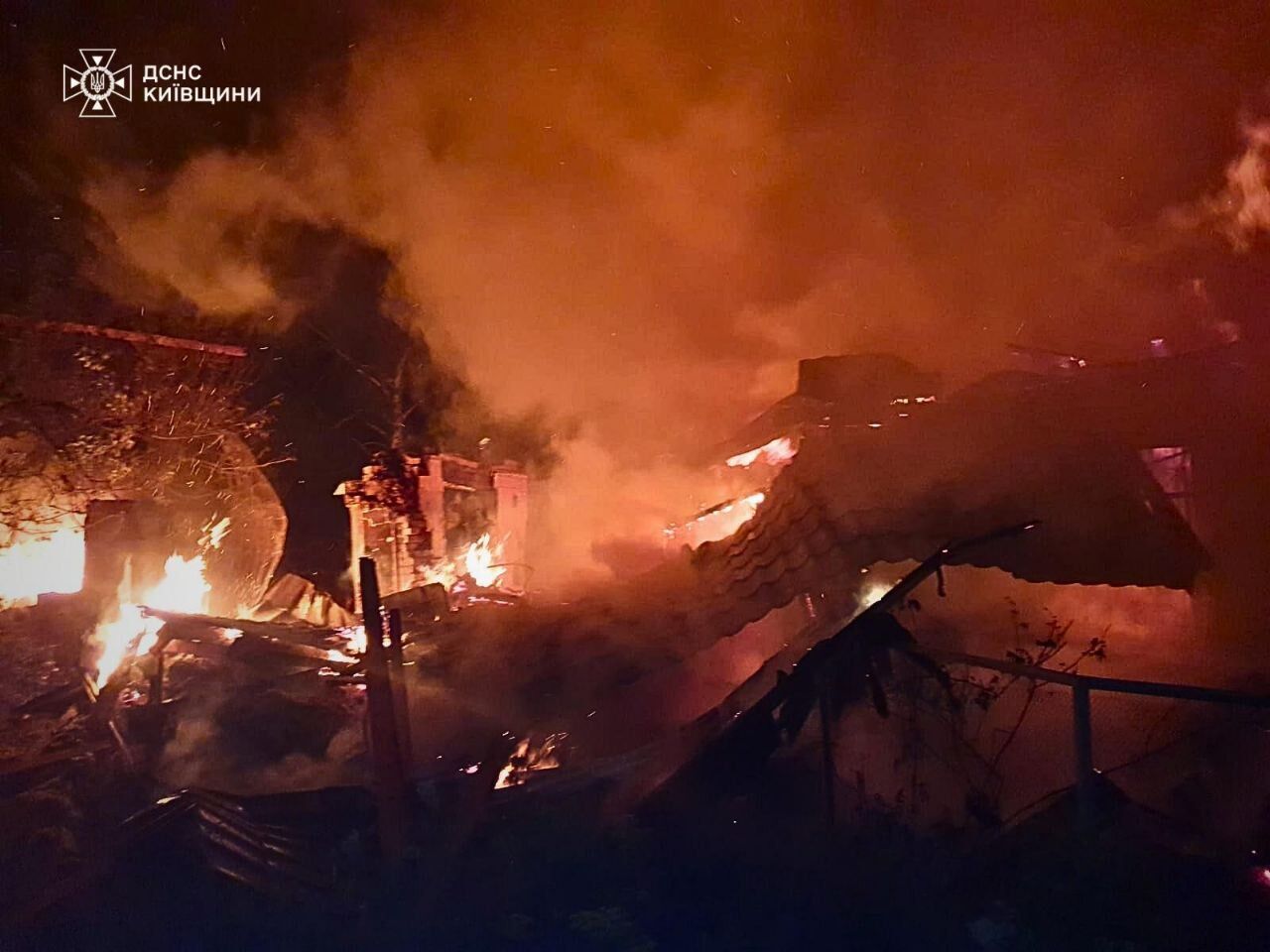 Є жертва, серед постраждалих – рятувальники: нові подробиці російської атаки на Київщину. Фото dqxikeidqxiqqeant