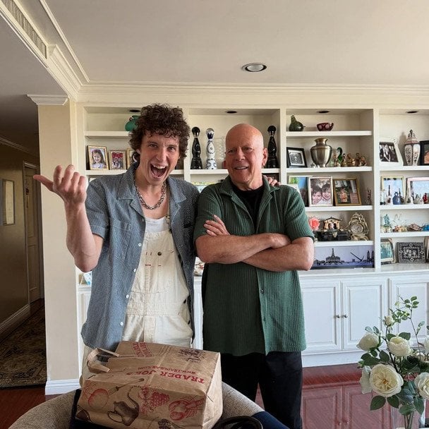 Брюс Уиллис с женихом дочери Талулы / © instagram.com/buuski