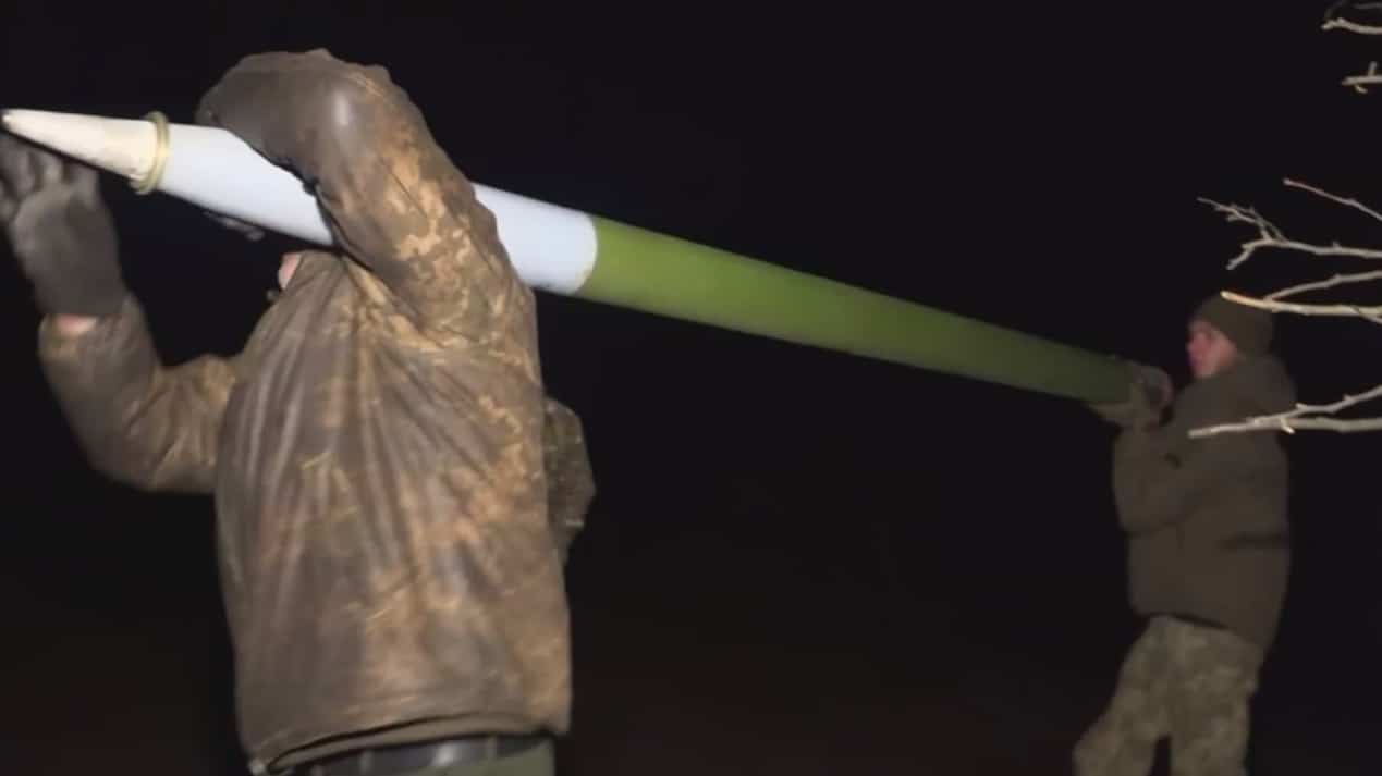 Украинские артиллеристы переносят 122-мм ракету ER Grad 2000. Фото: Ukraine Weapons Tracker.