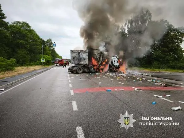 In Vinnytsia region, trucks and a minibus collided: two people died. Photo dqxikeidqxitkant