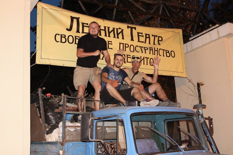 Демʼян Ганул (ліворуч) і учасники руху