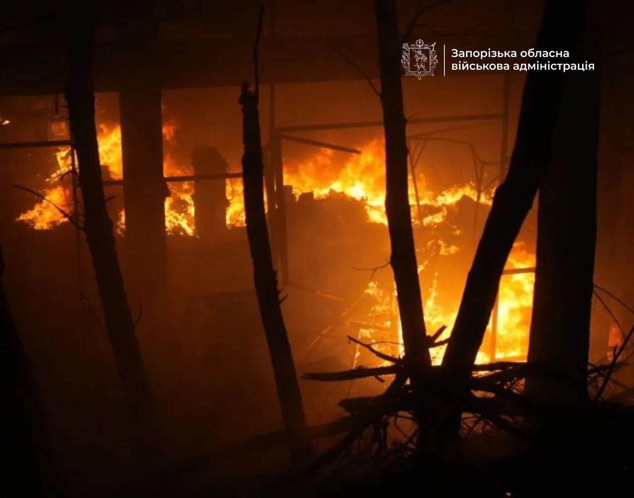 Окупанти атакували Запоріжжя та область: пошкоджено підприємство, виникла пожежа. Фото і відео