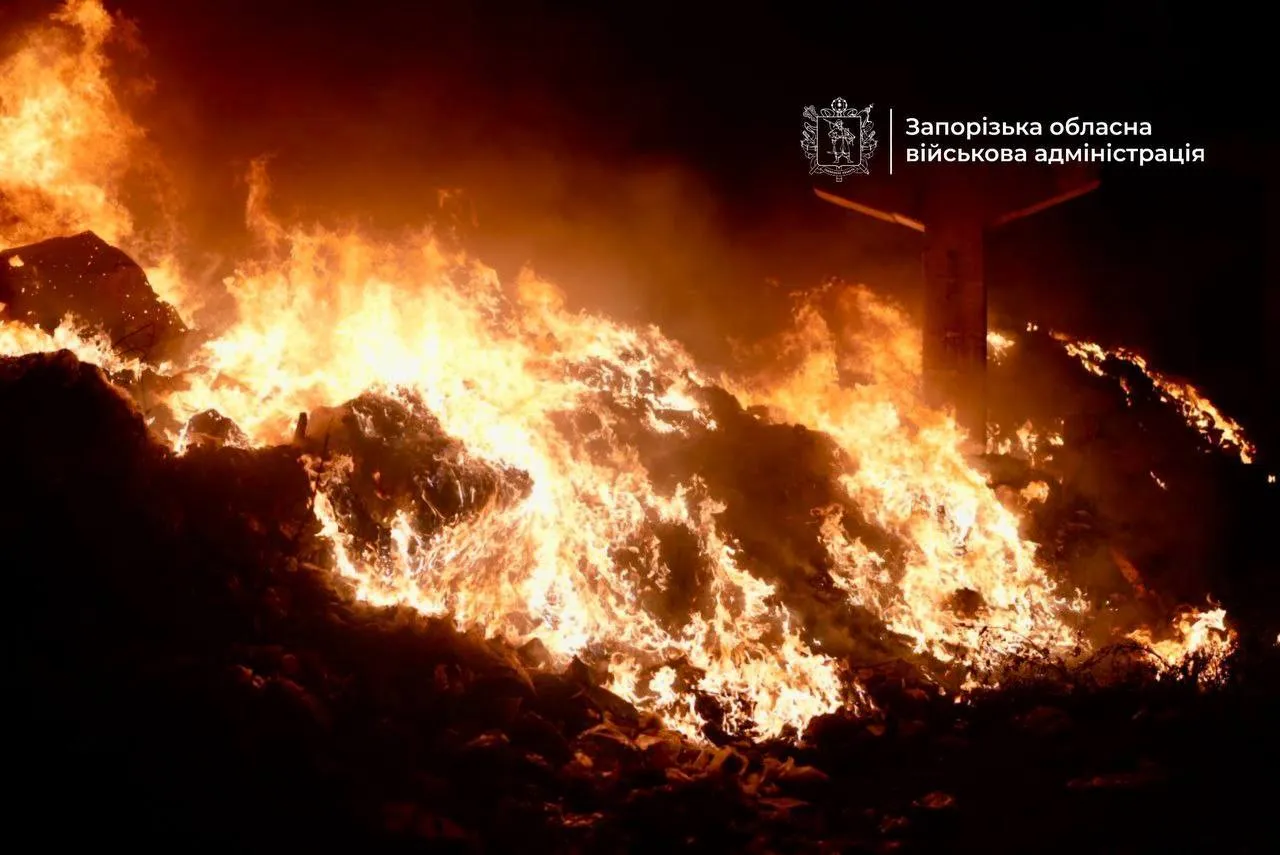 Окупанти атакували Запоріжжя та область: пошкоджено підприємство, виникла пожежа. Фото і відео