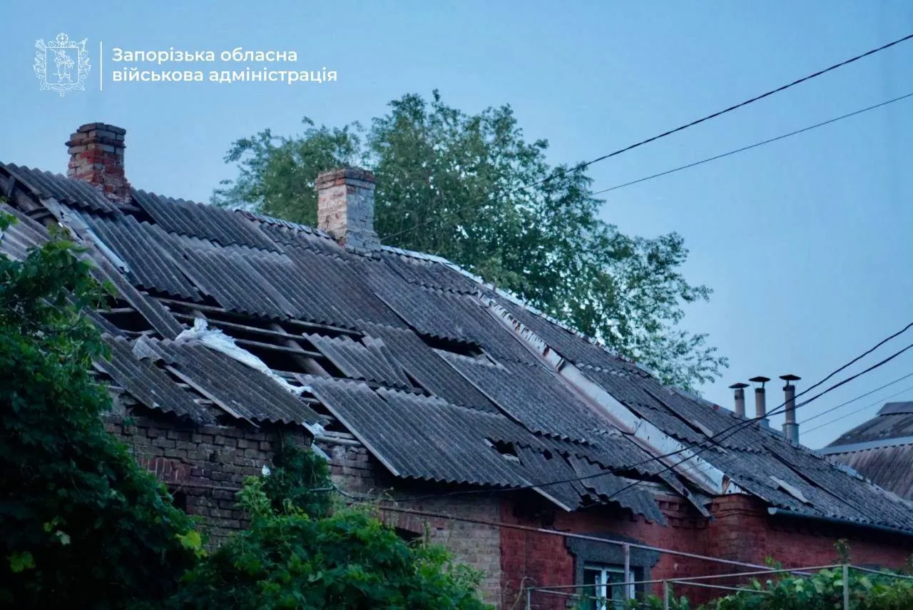 Окупанти атакували Запоріжжя та область: пошкоджено підприємство, виникла пожежа. Фото і відео