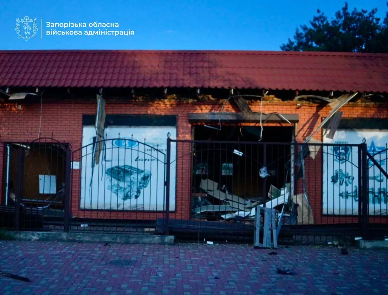 Окупанти атакували Запоріжжя та область: пошкоджено підприємство, виникла пожежа. Фото і відео