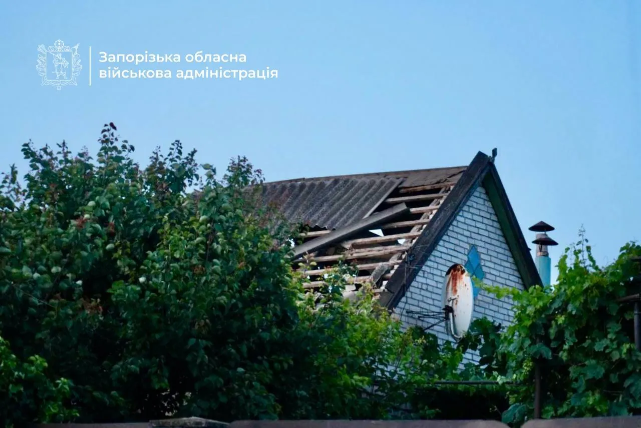 Оккупанты атаковали Запорожье и область: повреждено предприятие, возник пожар. Фото и видео