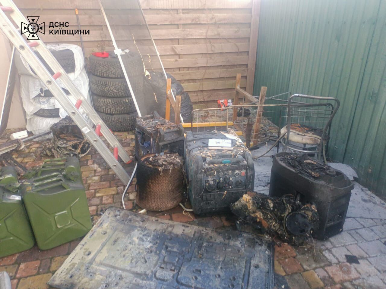 Під Києвом пожежа ледь не забрала життя двох жінок: їх з опіками госпіталізували. Подробиці та фото