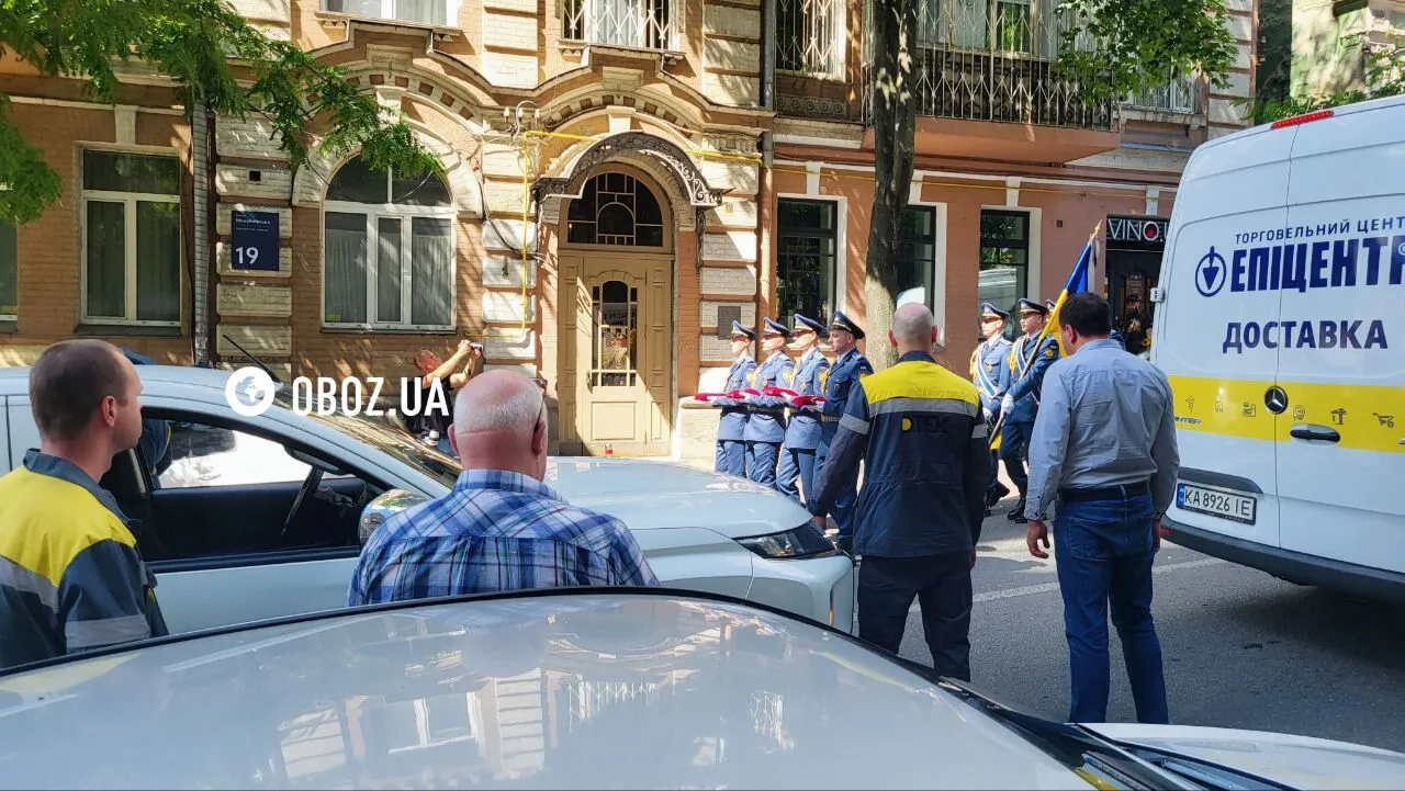 Загинув під час відбиття російської атаки: у Києві попрощалися з пілотом F-16 Максимом Устименком. Фото dqxikeidqxitkant