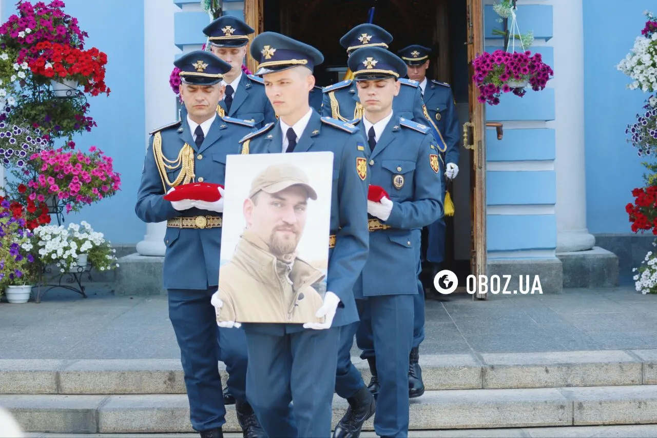 Загинув під час відбиття російської атаки: у Києві попрощалися з пілотом F-16 Максимом Устименком. Фото