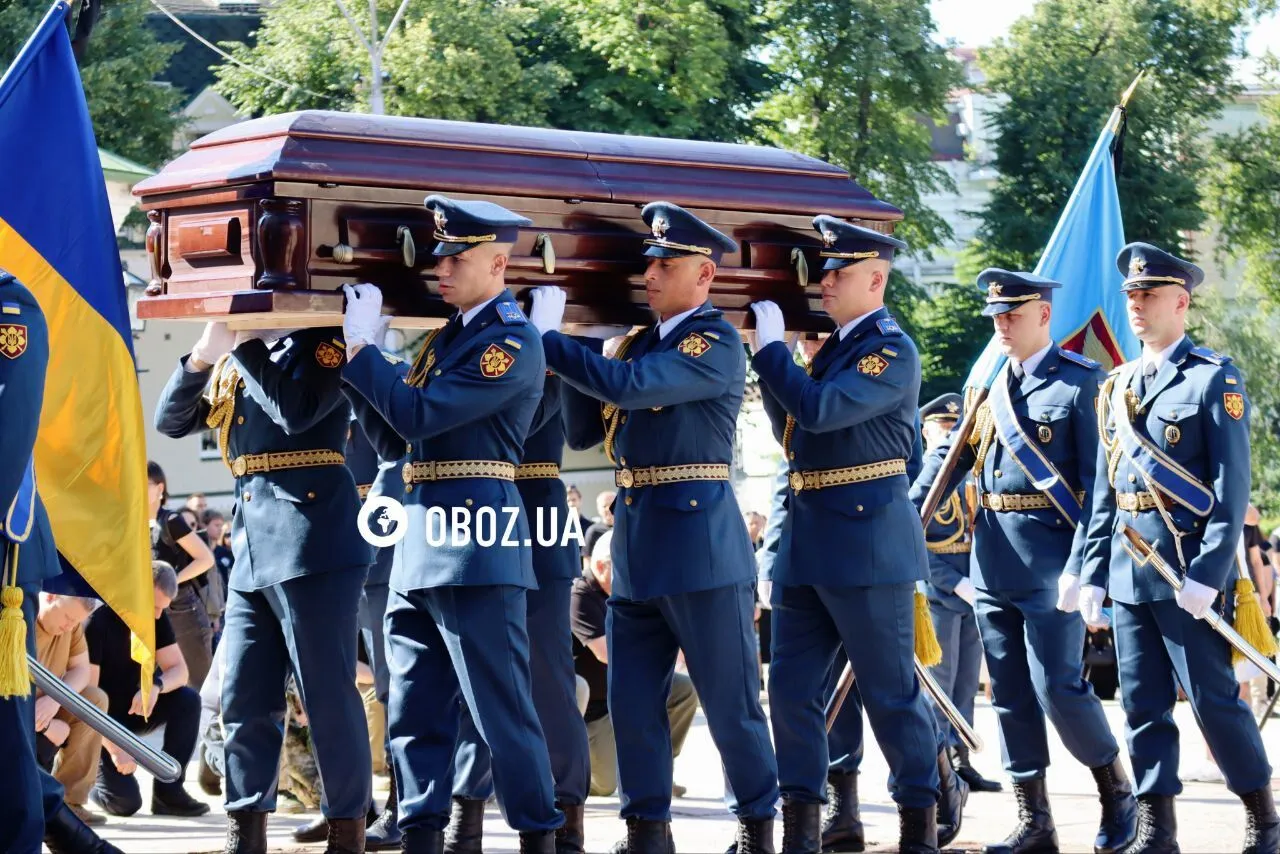 Загинув під час відбиття російської атаки: у Києві попрощалися з пілотом F-16 Максимом Устименком. Фото