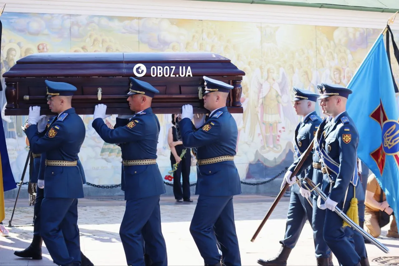 Загинув під час відбиття російської атаки: у Києві попрощалися з пілотом F-16 Максимом Устименком. Фото