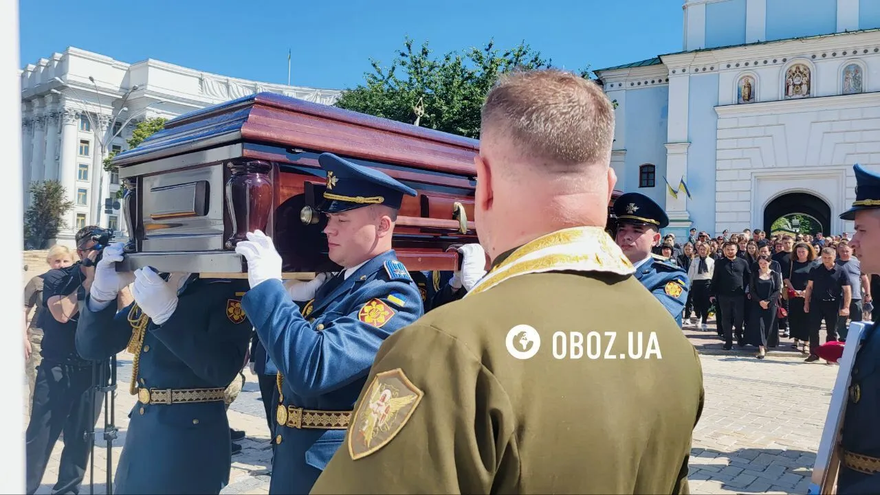 Загинув під час відбиття російської атаки: у Києві попрощалися з пілотом F-16 Максимом Устименком. Фото