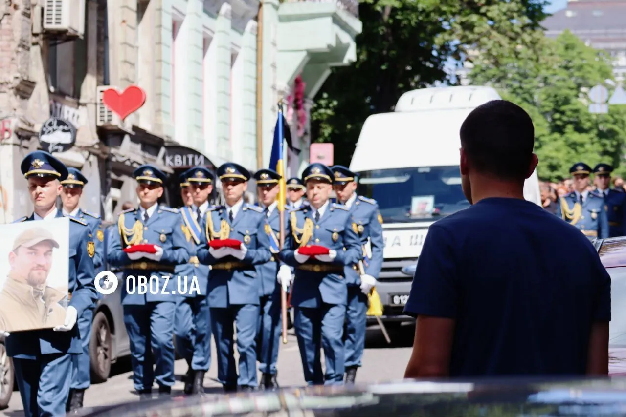 Загинув під час відбиття російської атаки: у Києві попрощалися з пілотом F-16 Максимом Устименком. Фото