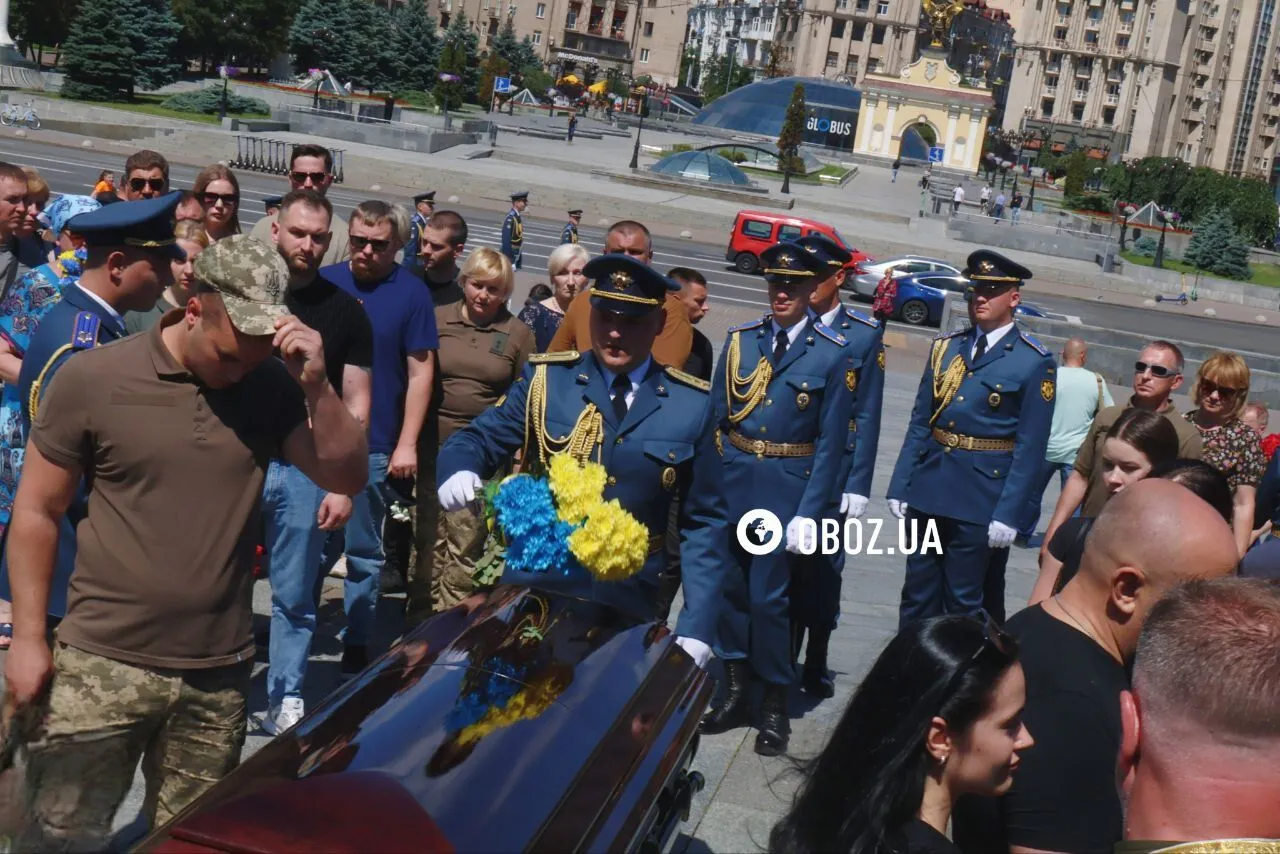 Загинув під час відбиття російської атаки: у Києві попрощалися з пілотом F-16 Максимом Устименком. Фото