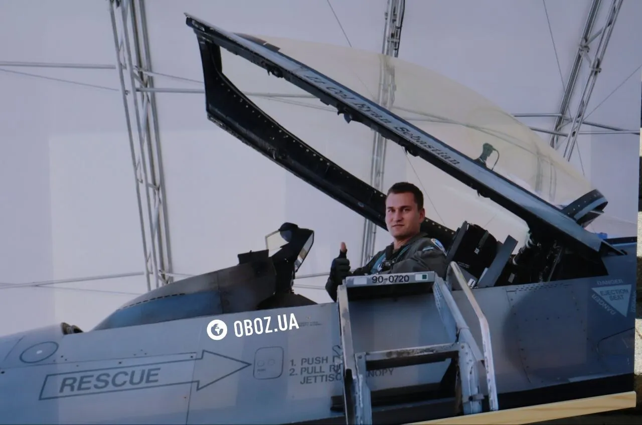 Загинув під час відбиття російської атаки: у Києві попрощалися з пілотом F-16 Максимом Устименком. Фото