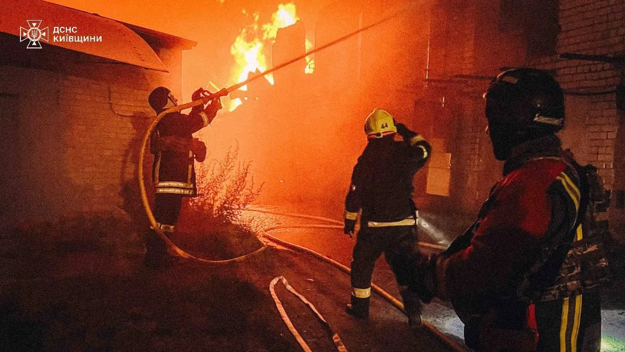Окупанти масовано атакували Київ дронами й ракетами: виникли пожежі, кількість постраждалих зросла до 19 осіб. Фото dqxikeidqxitkant