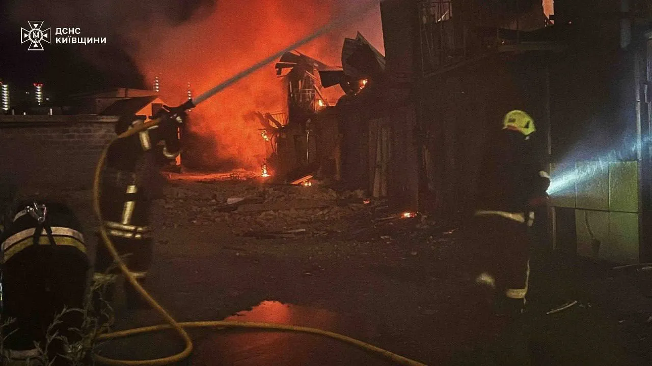 Окупанти масовано атакували Київ дронами й ракетами: виникли пожежі, кількість постраждалих зросла до 19 осіб. Фото