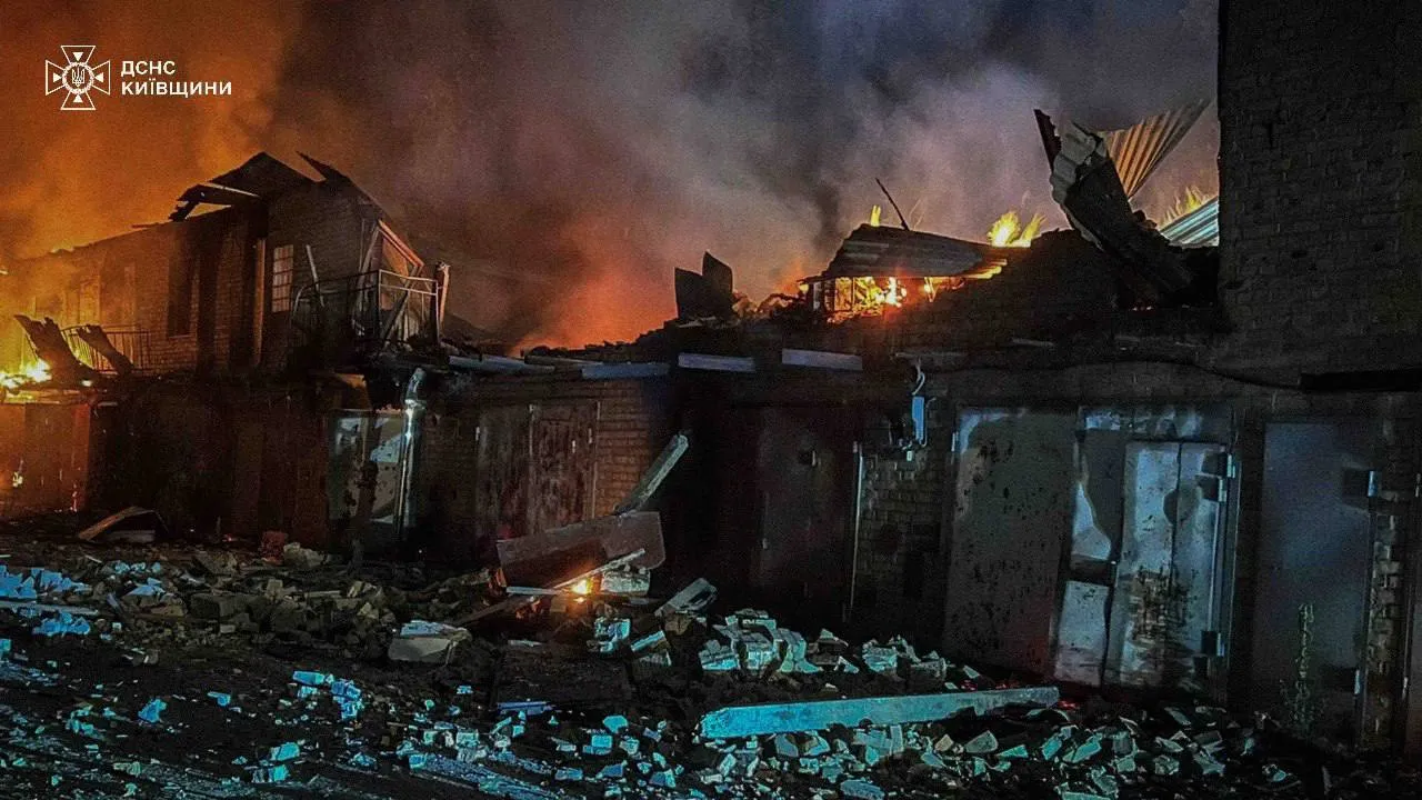 Окупанти масовано атакували Київ дронами й ракетами: виникли пожежі, кількість постраждалих зросла до 19 осіб. Фото