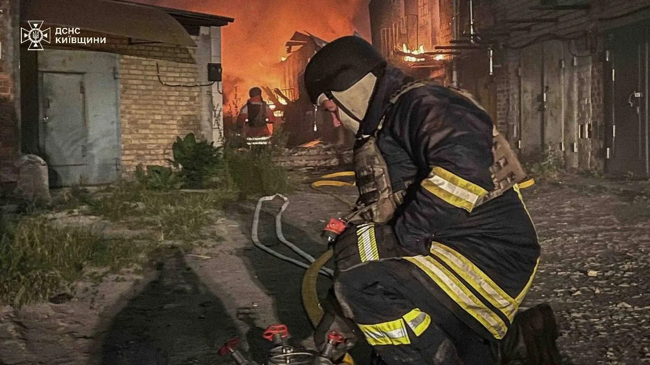 Окупанти масовано атакували Київ дронами й ракетами: виникли пожежі, кількість постраждалих зросла до 19 осіб. Фото