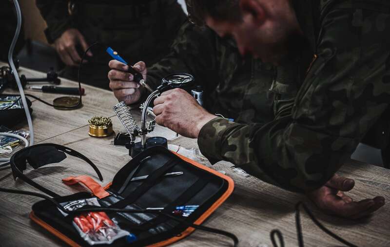 Польские военные учатся собирать FPV-дроны. Июль 2025. Источник: 1-я Варшавская бронетанковая бригада