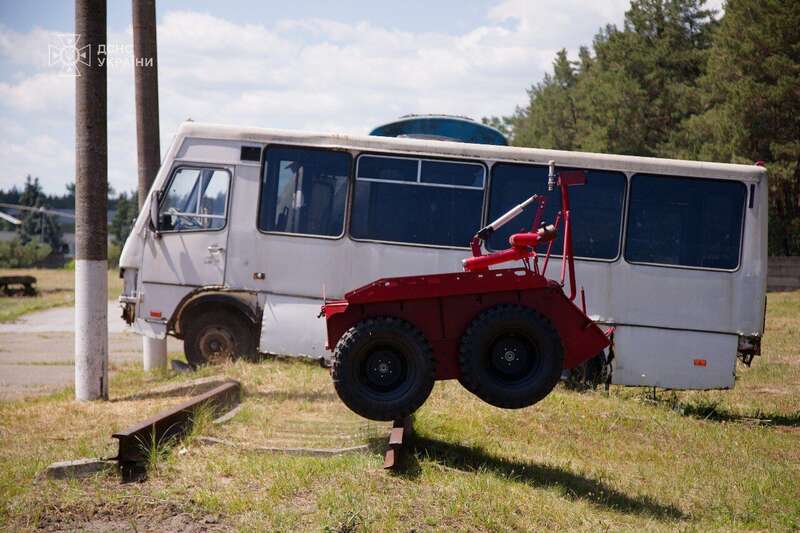 Ukrainian rescuers received the first firefighting robot of domestic production. Photos and videos