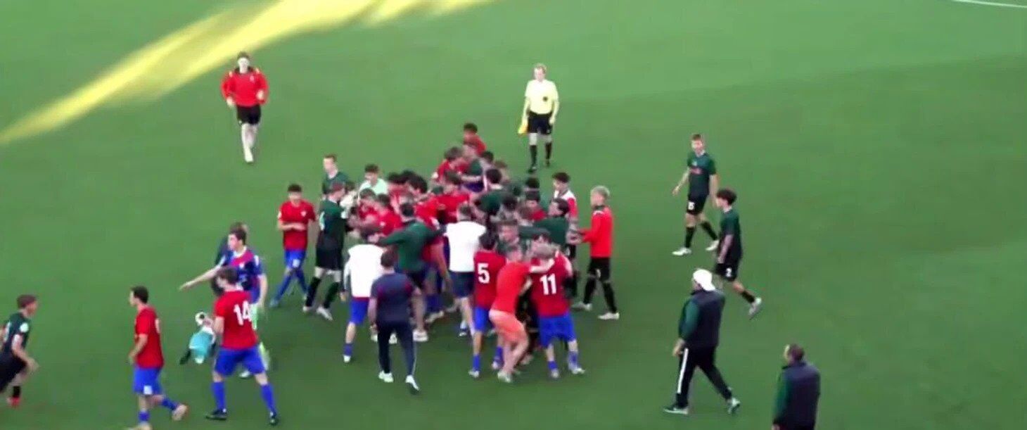 Понад 40 учасників. Російські футболісти влаштували грандіозну бійку на матчі. Відео dqxikeidqxitkant