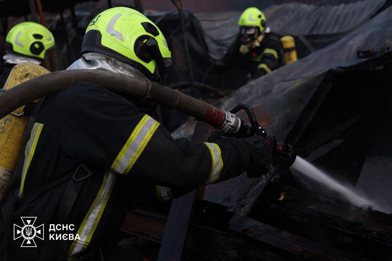State Emergency Service extinguishes a fire in Kyiv dqxikeidqxitkant