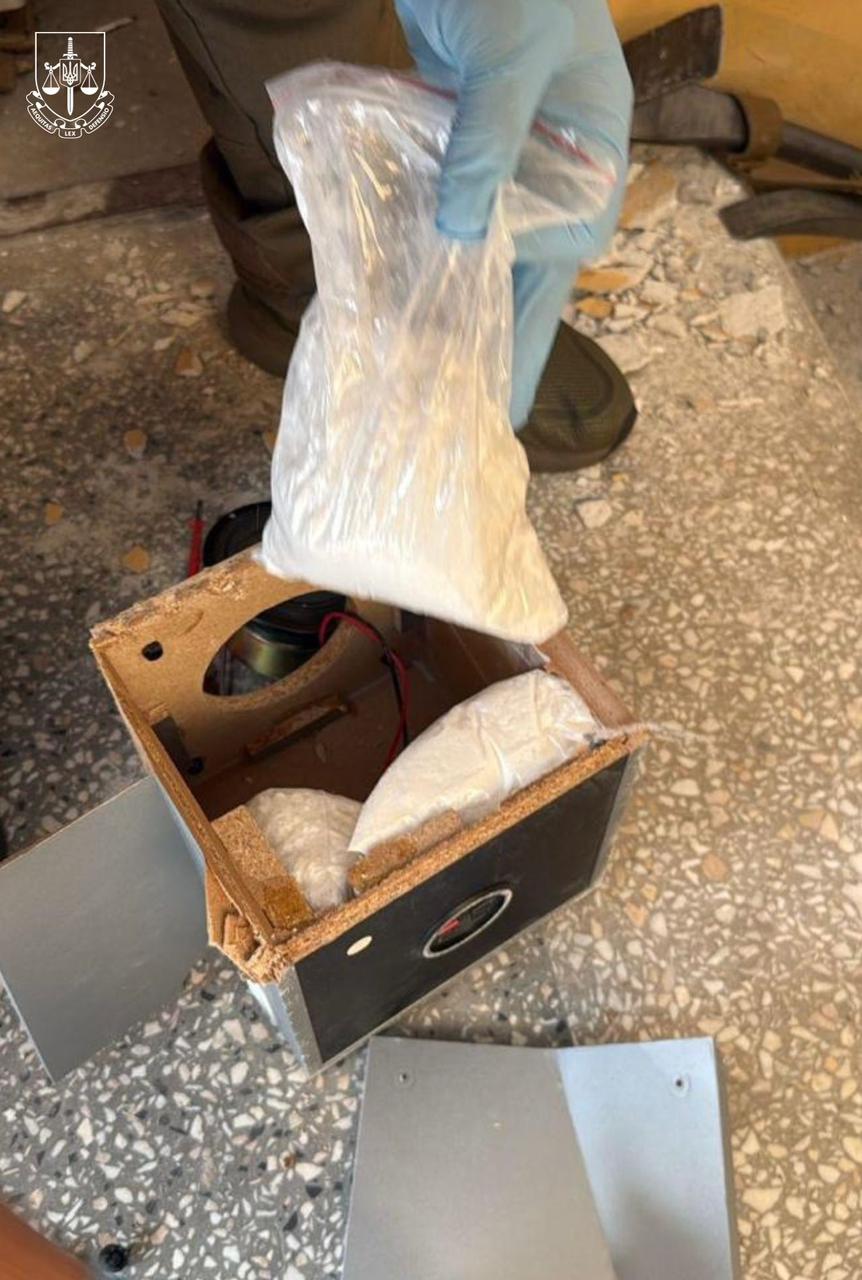 Двоє мешканців Львівщини організували постачання кокаїну з Нідерландів – 04