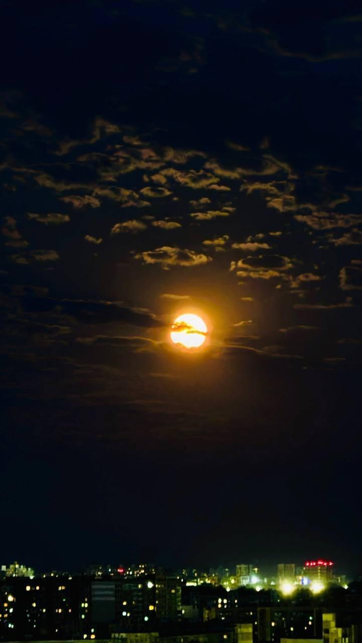 Над Украиной взошел «Олений Суперлуна»: впечатляющие кадры фото 5 dqxikeidqxitkant