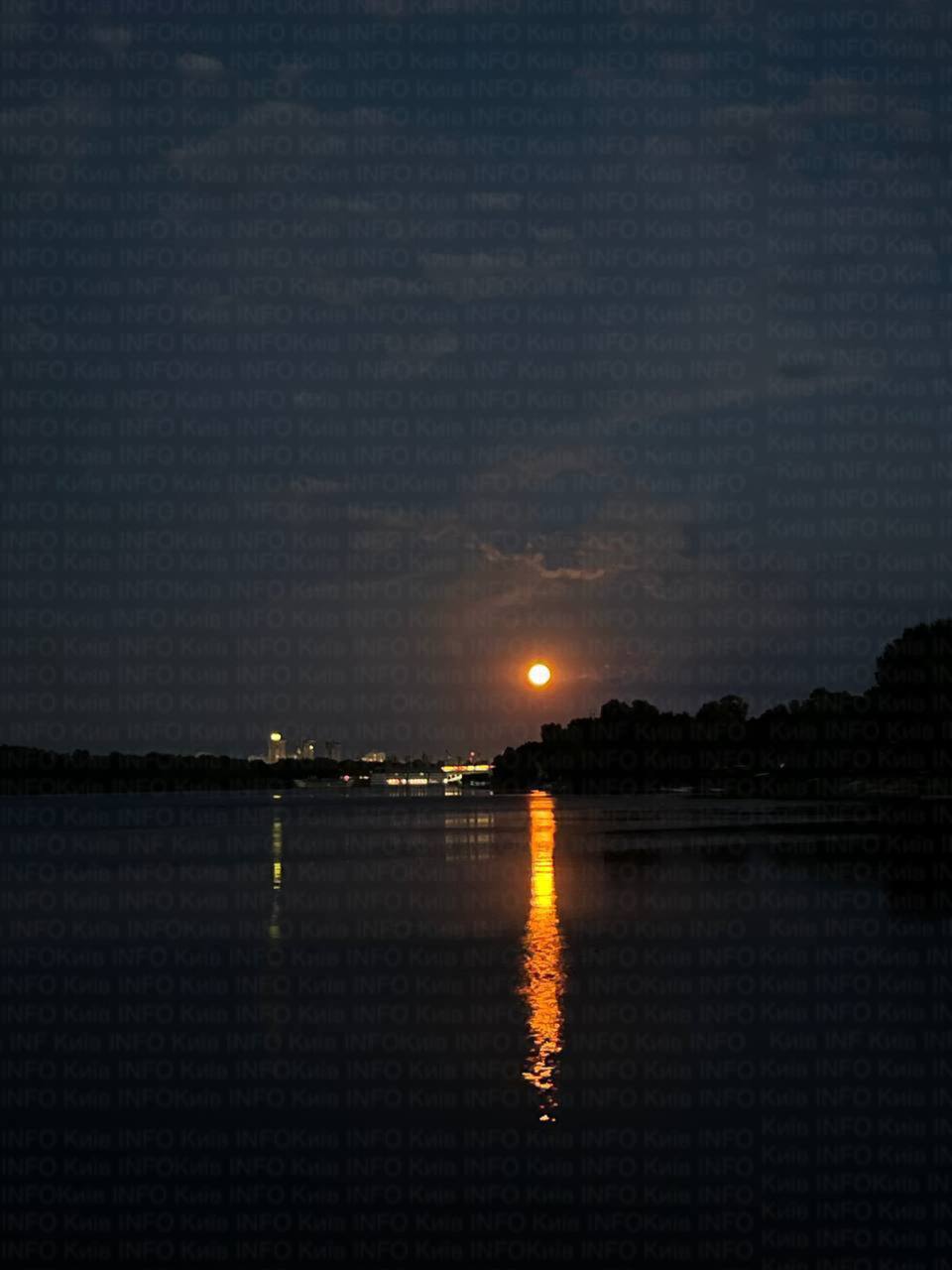 Над Україною зійшов «Оленячий Супермісяць»: видовищні кадри фото 1