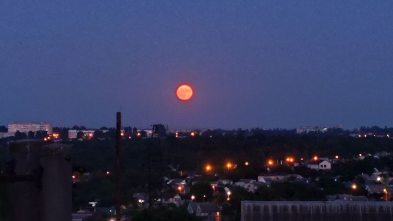 Над Украиной взошел «Олений Суперлуна»: впечатляющие кадры фото 4