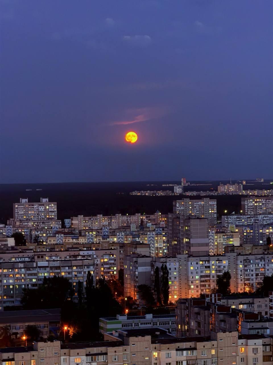 Над Україною зійшов «Оленячий Супермісяць»: видовищні кадри фото 2