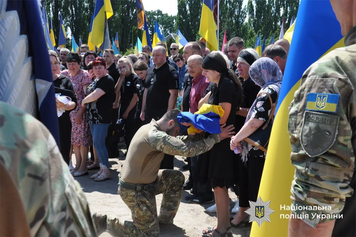 Без отца осталось двое детей: в Черкассах попрощались с полицейским, который погиб на Донетчине. Фото и видео dqxikeidqxiqqeant