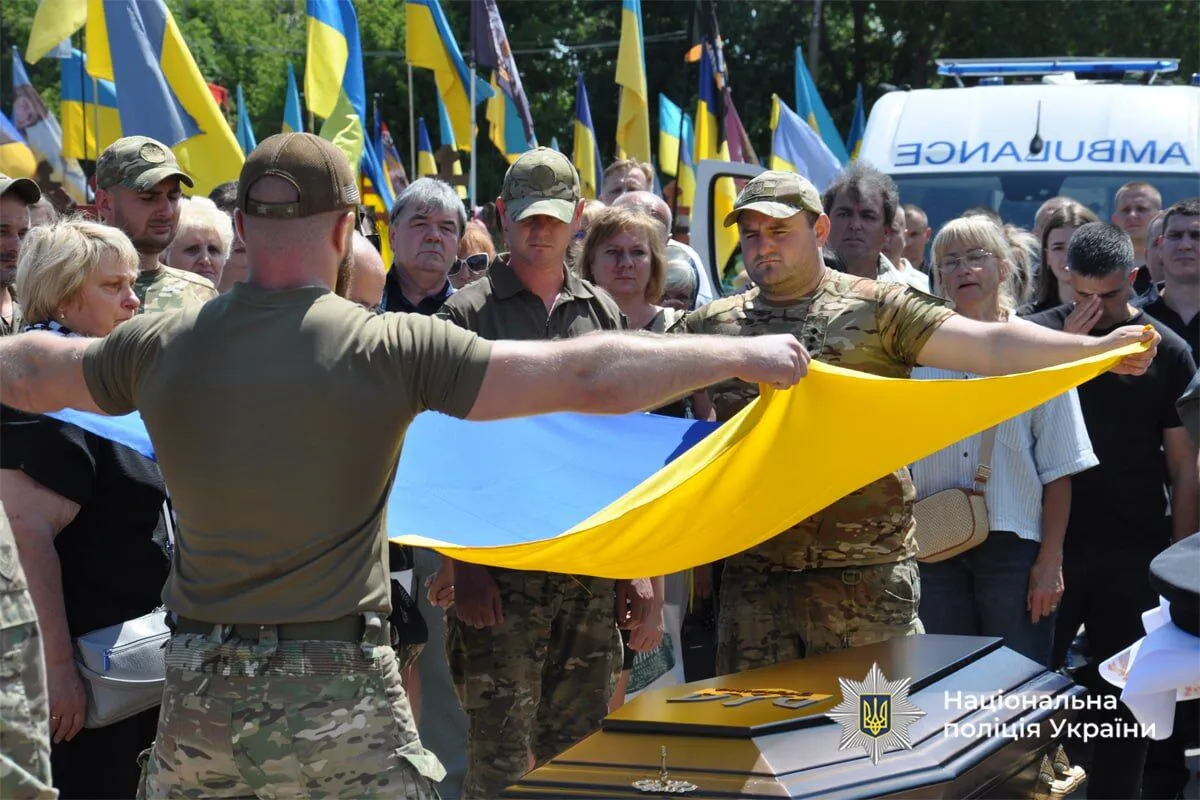 Без батька залишилося двоє дітей: у Черкасах попрощалися з поліцейським, який загинув на Донеччині. Фото і відео