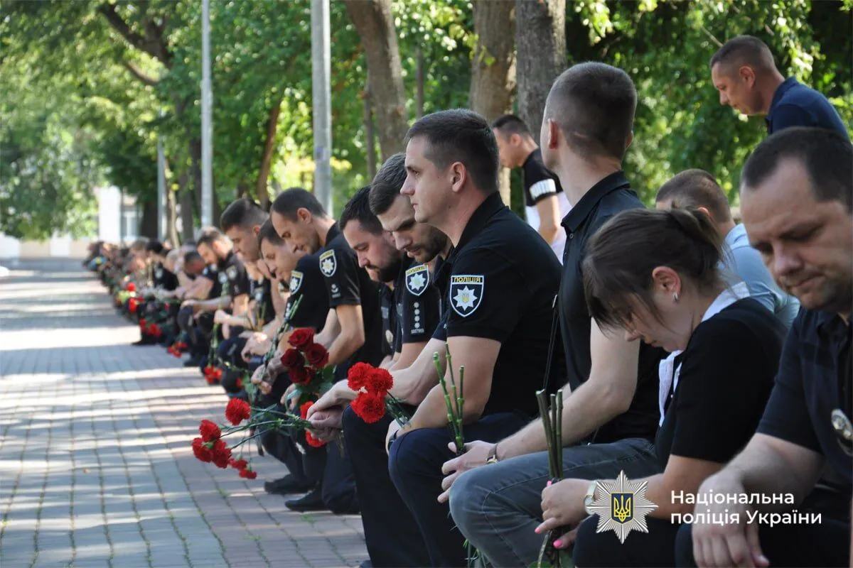 Без батька залишилося двоє дітей: у Черкасах попрощалися з поліцейським, який загинув на Донеччині. Фото і відео